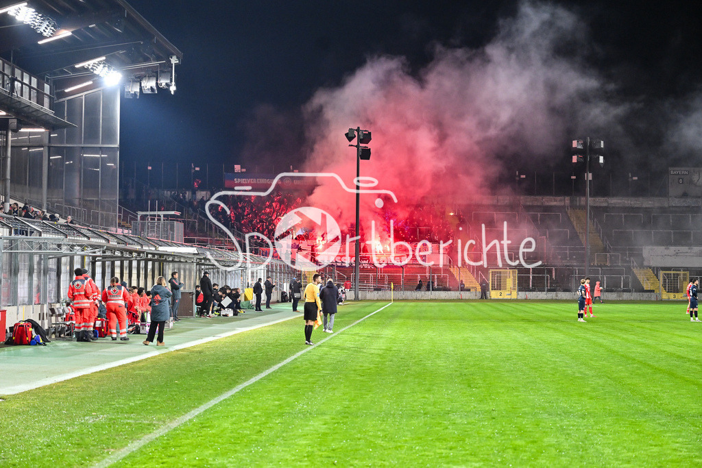 FC Bayern Amateure - SpVgg Unterhaching | MÜNCHEN, DEUTSCHLAND - 24. FEBRUAR: Fans der Hachinger zünden Pyrotechnik / Pyro / Bengalo vor dem Spiel zwischen den Amateuren des FC Bayern München und der SpVgg Unterhaching am 25. Spieltag der Regionalliga Bayern im Grünwalder Stadion