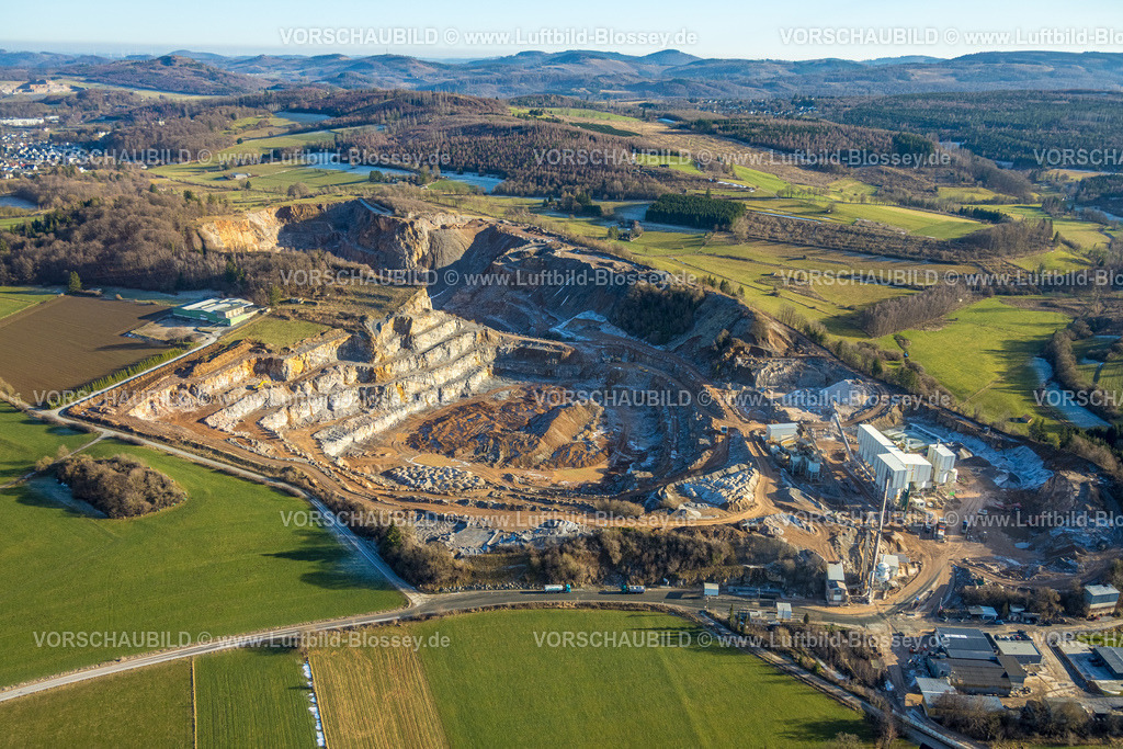 Brilon260104531 | Luftbild, Briloner Hartstein Werk GmbHSteinbruch In der Einzel, Burhagen Landschaftsschutzgebiet, Blick zur Hügellandschaft Sauerland, Brilon, Sauerland, Nordrhein-Westfalen, Deutschland