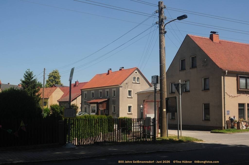 Geißmannsdorf-2026-Ortsbilder-471 | Geißmannsdorf bei Bischofswerda im Sommer 2026. Ein fotografischer Streifzug durch das Dorf Geißmannsdorf, mit Gebäuden, Straßen, Strohpuppen und geschmückten Vorgärten und Grundstücken anlässlich der 800-Jahr-Feier von Geißmannsdorf im Juni 2026 - Realisiert mit Pictrs.com