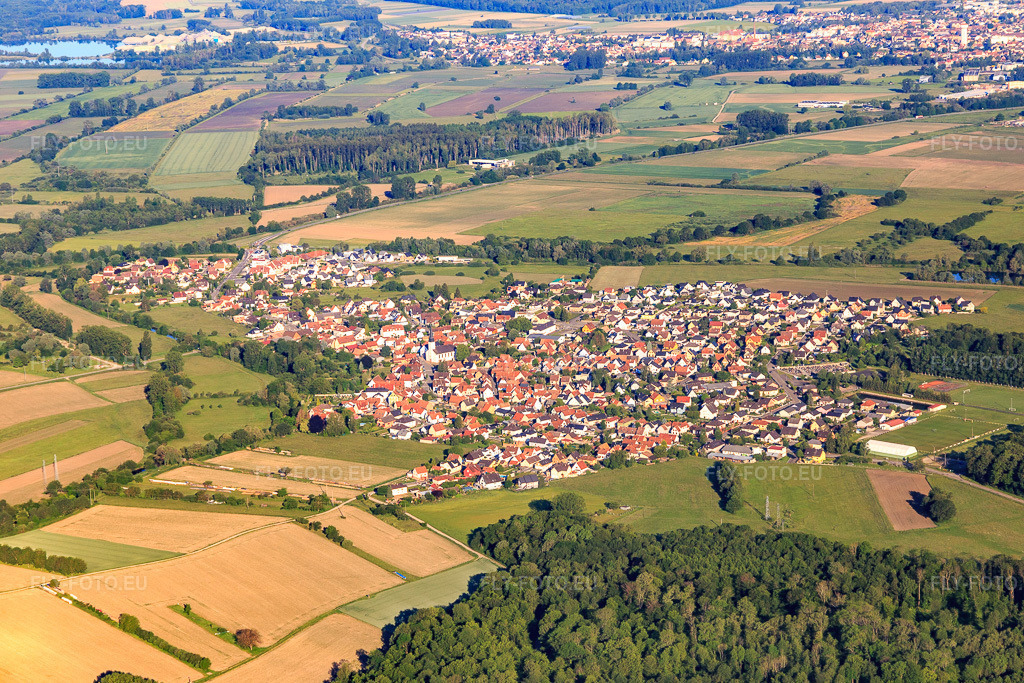 Vue aérienne: Vue de la ville depuis le sud-est à Rohrwiller dans le département Bas Rhin, France – .Photo: IMG_115009.jpg prise le 01/06/2019 par Werner Riehm/FLY-FOTO.eu – Résolution de l'original: 5472 x 3648 px