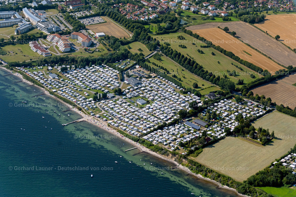 4038090 | NEUSTADT IN HOLSTEIN 07.08.2020 Wohnwagen und Zelte- Campingplatz - und Zeltplatz Lotsenhaus in Neustadt in Holstein im Bundesland Schleswig-Holstein. // Camping with caravans and tents in Neustadt in Holstein in the state Schleswig-Holstein. Foto: Gerhard Launer