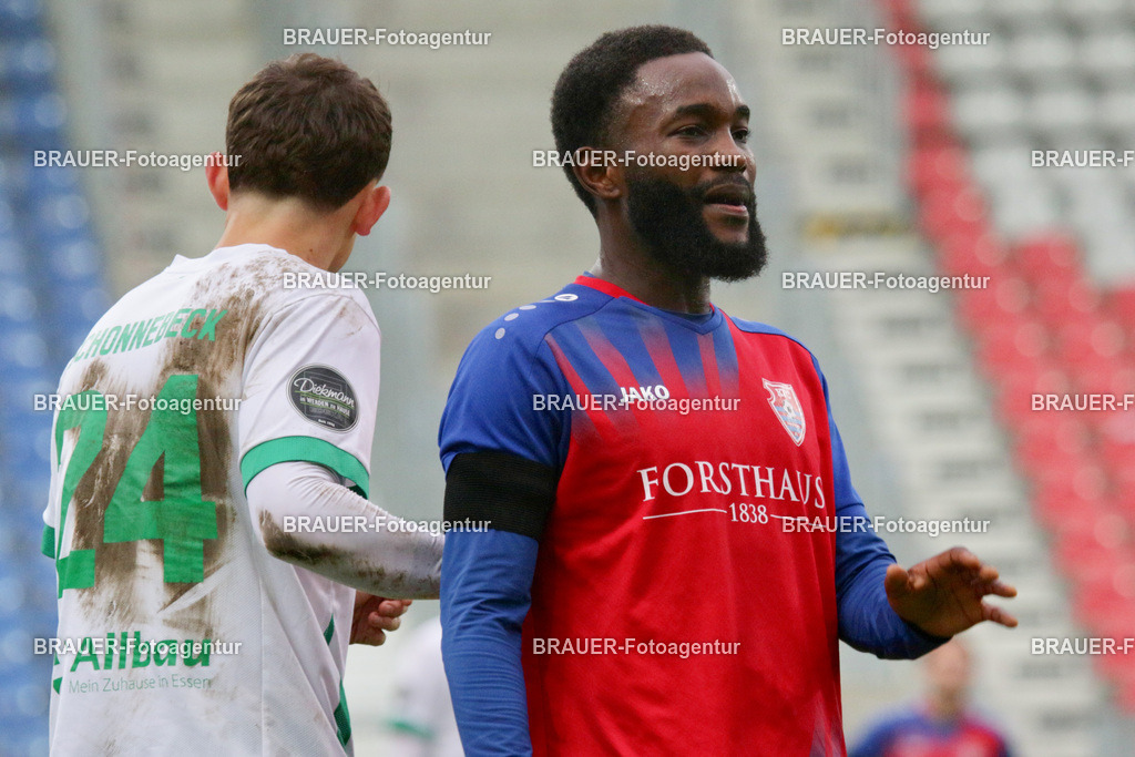 15.11.2025 KFC Uerdingen - SPVG Schonnebeck | Krefeld, Deutschland, 15.11.2025: Ephraim Kalonji (KFC Uerdingen) schaut während des Oberliga Niederrhein Spiels zwischen KFC Uerdingen  - Spvg Essen Schonnebeck am 15.11. 2025 im Krefelder Grotenburg - Stadion in Krefeld, Deutschland. (Foto Ralph Görtz / Brauer-Fotoagentur)
