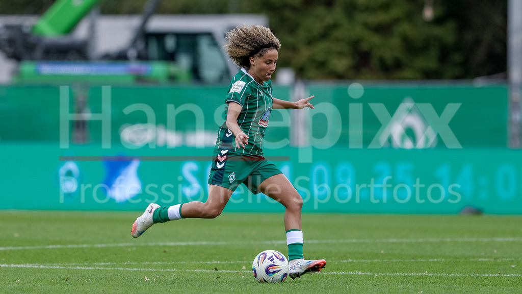 Fussball, Google Pixel Frauen-Bundesliga, SV Werder Bremen - TSG 1899 Hoffenheim | Amira Arfaoui (SV Werder Bremen, 8) am Ball, Freisteller, Einzelbild, Ganzkörper, Aktion, Action, Spielszene, DIE DFB-RICHTLINIEN UNTERSAGEN JEGLICHE NUTZUNG VON FOTOS ALS SEQUENZBILDER UND/ODER VIDEOÄHNLICHE FOTOSTRECKEN. DFB REGULATIONS PROHIBIT ANY USE OF PHOTOGRAPHS AS IMAGE SEQUENCES AND/OR QUASI-VIDEO.