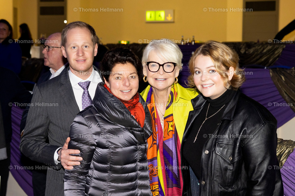 TH_Liselott Marie Linsenhoff_ Ann Kathrin Linsenhoff_ Monica Theodorescu_ Matthias Alexander Rath_24264 | Liselott Marie Linsenhoff, Ann Kathrin Linsenhoff, Monica Theodorescu, Matthias Alexander Rath beim Festhallen Reitturnier Frankfurt 2024 am 21.12.24 in Frankfurt, Festhalle