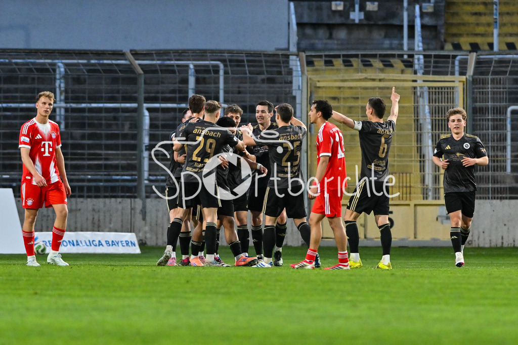 FC Bayern Amateure - SpVgg Ansbach | MUNICH, GERMANY - 17. APRIL: Jubel der Gäste nach dem Treffer zum 1-1 durch Tyron Ken James MATA (SpVgg Ansbach 11) / Tor / Torschuetze / Freude / Happy während dem Match zwischen den Amateuren des FC Bayern München und der SpVgg Ansbach am 29. Spieltag der Regionalliga Bayern im Grünwalder Stadion