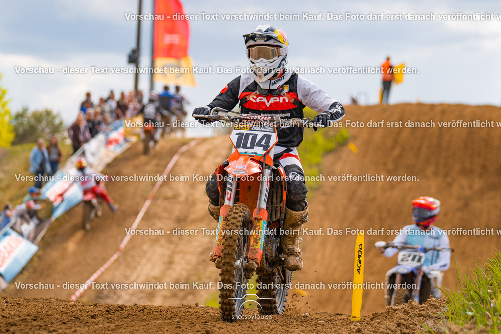 20260517_Templin-7659 | Sportfotografin aus Berlin-Brandenburg mit Fokus auf Motocross. Ich halte deine sportliche Leistung und echte Emotionen auf und neben der Strecke professionell fest. Entdecke die Fotos von deinem Rennen und bestelle sie direkt hier im Shop.