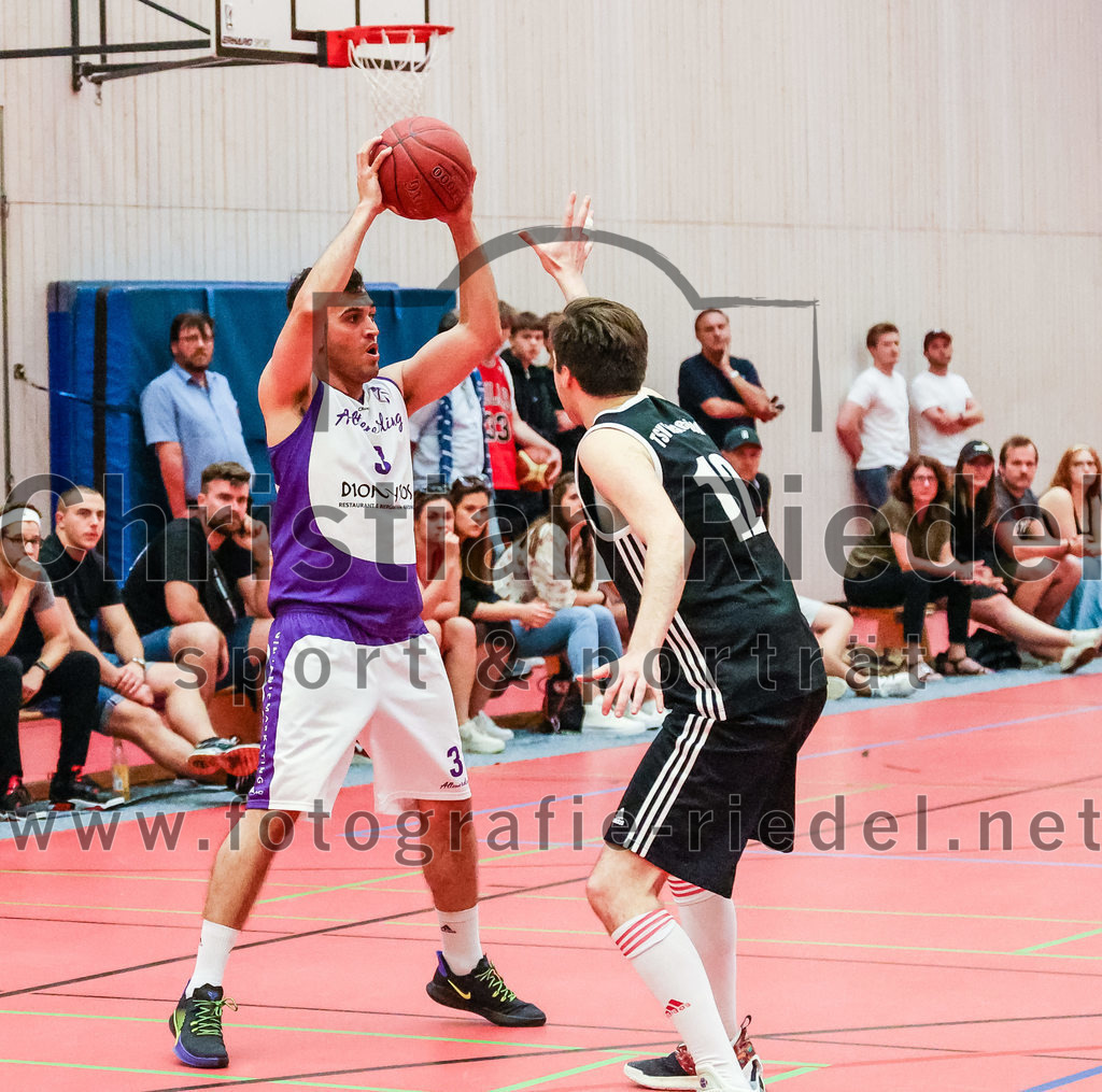 2022-05-15_128_SpVgg_Altenerding_gegen_TSV_Muenchen-Forstenried | Erding, Deutschland, 15.05.2022:
Basketball, Bezirksliga 2021 / 2022, Play-Offs, SpVgg Altenerding gegen TSV München-Forstenried, Endergebnis: 55:57

Laris Drusko (SpVgg Altenerding, #3), Sven Hoffmann (TSV München-Forstenried, #12)

Foto: Christian Riedel / fotografie-riedel.net