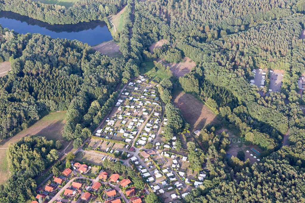 Luftbild: Ortsansicht der Straßen und Häuser der Wohngebiete in Amelinghausen im Bundesland Niedersachsen in Deutschland. Foto: IMG_110060.jpg vom 16.08.2018 durch Werner Riehm/FLY-FOTO.de