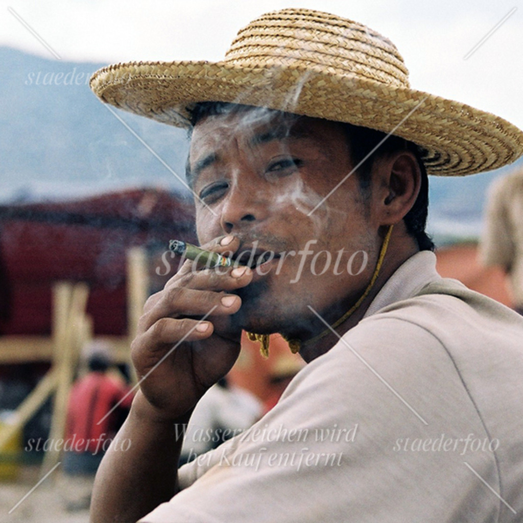 Raucher_Kamerablick | Der Fotograf für Portraitfotografie aus Berlin | staederfoto.de - Realisiert mit Pictrs.com