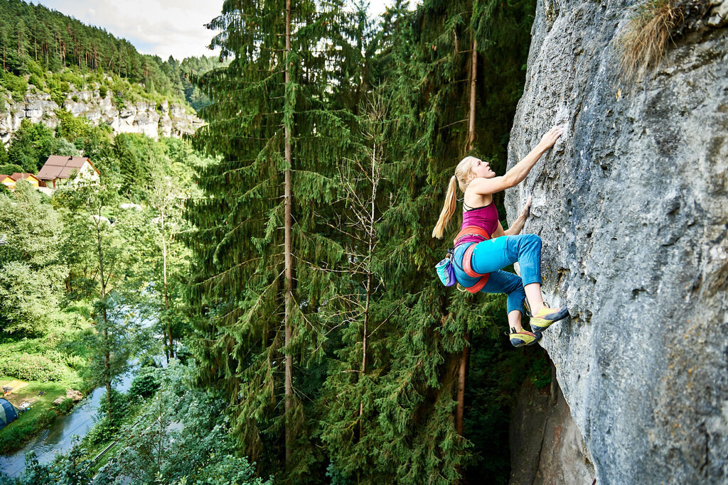 CS-190813-0346-1 | Anna Holzmann klettert Graue Eminenz (9) an der Püttlacher Wand im Püttlachtal