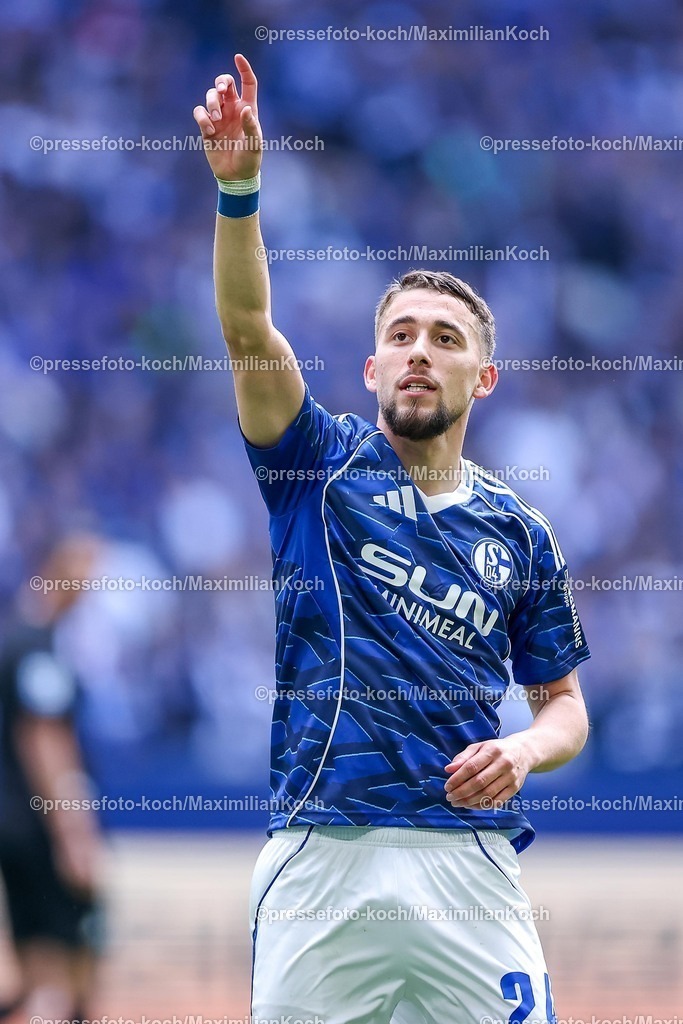 S0419042601036 | 19.04.2026, Fußball, FC Schalke 04 - SC Preußen Münster, 30. Spieltag, 2. Fußball Bundesliga, Veltins-Arena Gelsenkirchen, Saison 2025 2026: Torjubel nach dem Tor zum 3:0 durch Torschütze Adil Aouchiche&nbsp;(Schalke04 #24)    DFB regulations prohibit any use of photographs as image sequences and or quasi-video.