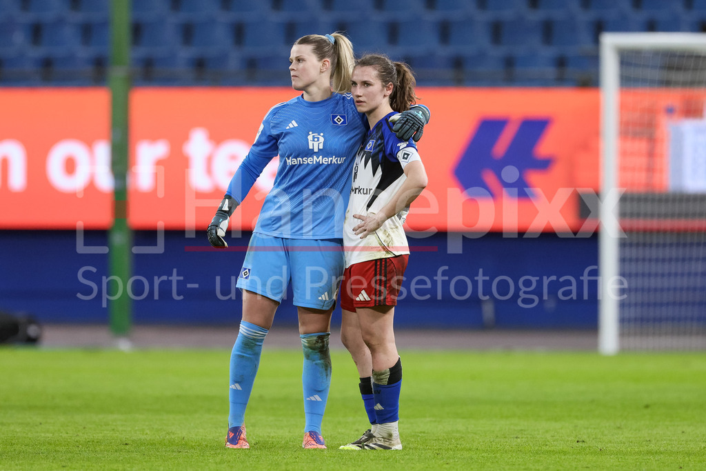 Fussball, Google Pixel Frauen-Bundesliga, Hamburger SV - Bayer 04 Leverkusen | v.li.: Lea Paulick (Torhüterin, Torwart, Hamburger SV, HSV, 25) und Pauline Machtens (Hamburger SV, HSV, 28) enttäuscht über die Niederlage, Enttäuschung nach dem Schlusspfiff, Abpfiff, Highlight, Verlierer, verloren, Frustration, pessimistisch, traurig, DIE DFB-RICHTLINIEN UNTERSAGEN JEGLICHE NUTZUNG VON FOTOS ALS SEQUENZBILDER UND/ODER VIDEOÄHNLICHE FOTOSTRECKEN. DFB REGULATIONS PROHIBIT ANY USE OF PHOTOGRAPHS AS IMAGE SEQUENCES AND/OR QUASI-VIDEO.
