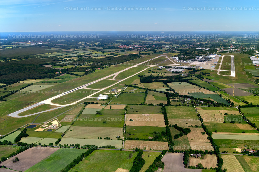 4030832 | LANGENHAGEN 02.06.2020 Start- und Landebahnen auf dem Gelände des Flughafen Hannover Langenhagen im Norden von Hannover in Niedersachsen. // Runway on the grounds of the airport Hannover Langenhagen in the state Lower Saxony. Foto: Gerhard Launer