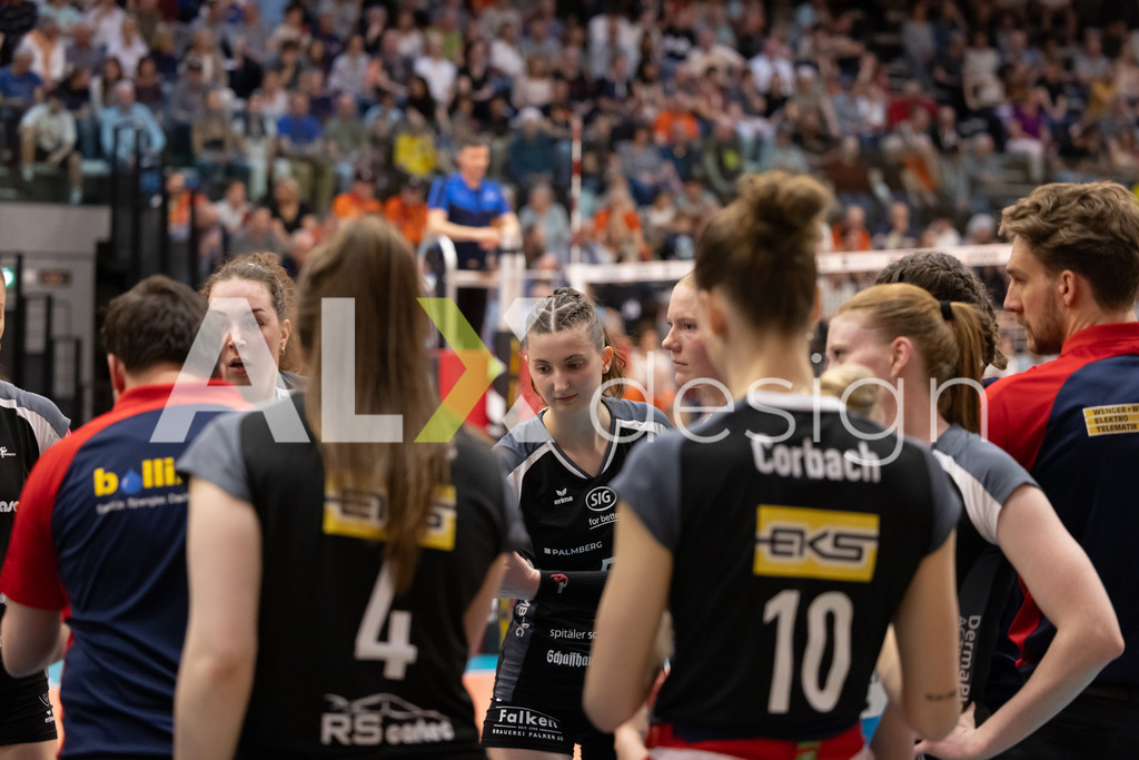 Volleyball I Frauen I Saison 2025-2026 I Volleyball NLA | Women I  Playoffs Finals 1/5 I viteos NUC - VC Kanti Schaffhausen I 06.04.2026 | VC Kanti Schaffhausen - Spielerinnenkreis - Realisiert mit Pictrs.com