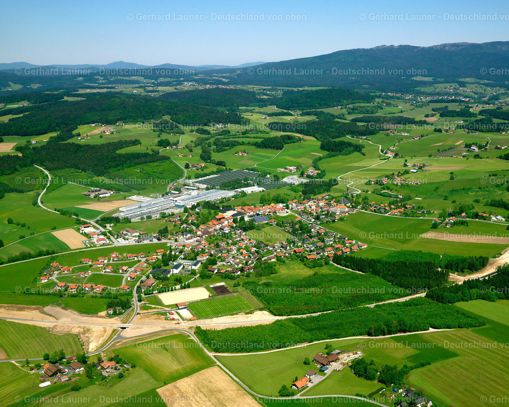 2724190 | JANDELSBRUNN 19.05.2007 Landwirtschaftliche Nutzflächen und Feldgrenzen  umsäumen das Siedlungsgebiet des Dorfes in Jandelsbrunn im Bundesland Bayern, Deutschland // Agricultural land and field boundaries surround the settlement area of the village  in Jandelsbrunn in the state Bavaria, Germany Foto: Gerhard Launer