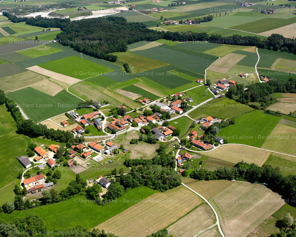 2600749 | OBERHOLZHAUSEN 09.06.2006 Landwirtschaftliche Nutzflächen und Feldgrenzen  umsäumen das Siedlungsgebiet des Dorfes in Oberholzhausen im Bundesland Bayern, Deutschland // Agricultural land and field boundaries surround the settlement area of the village  in Oberholzhausen in the state Bavaria, Germany Foto: Gerhard Launer