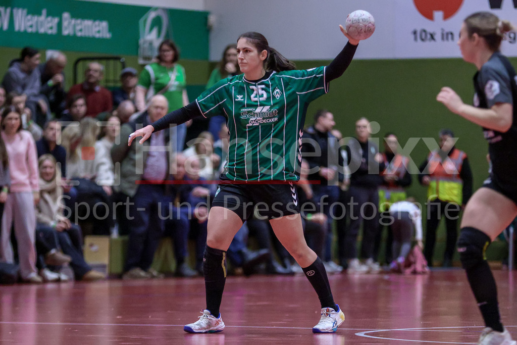 Handball, 2. Bundesliga Frauen, SV Werder Bremen - SG 09 Kirchhof | Anna Lena Bergmann (SV Werder Bremen, 25) Freisteller am Ball, Einzelfoto, Spielszene, Aktion, Action