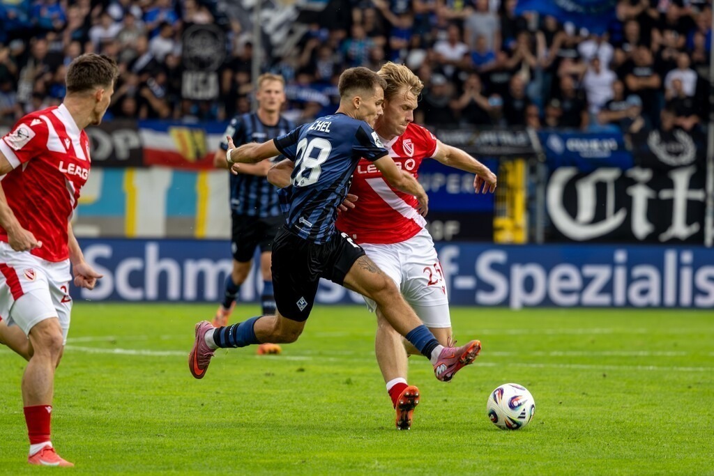 Fußball 3. Liga, Saison 2025/26, 5. Spieltag: Waldhof Mannheim gegen Energie Cottbus***Bild: Intensiver Zweikampf zwischen Diego Michel (28, Mannheim) und Ted Jonathan Tattermusch (25, Cottbus) | Fußball 3. Liga, Saison 2025/26, 5. Spieltag: Waldhof Mannheim gegen Energie Cottbus***Bild: Intensiver Zweikampf zwischen Diego Michel (28, Mannheim) und Ted Jonathan Tattermusch (25, Cottbus) - Realisiert mit Pictrs.com