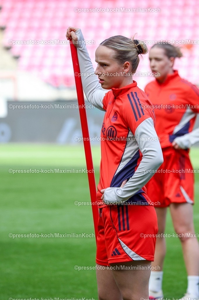 xsscx13052601052 | 2026.05.13, xsscx, Fußball, Training vor dem Finale DFB-Pokal Frauen, VfL Wolfsburg -  FC Bayern München, Saison 2025 2026, Rhein-Energie-Stadion in Köln: Franziska Kett (FC Bayern München #20) beim Abschlusstraining DFB regulations prohibit any use of photographs as image sequences and or quasi-video. Photo: xSandraxScherningxPressefotoKochx