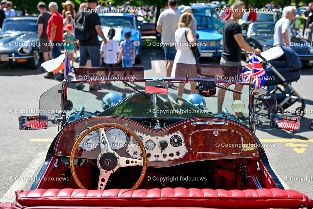 Slowakei_ Povazska Bystrica_ Veteran Tour Manin_ 14.06.2025-107 | 14.06.2025, Slowakei, SVK, Trenciansky kraj, Povazska Bystrica, im Bild Oldtimer Klub, Historische Fahrzeuge, Veteran Tour Manin, Auto, Alt, Besucher, Menschen, Feature, Symbolbild