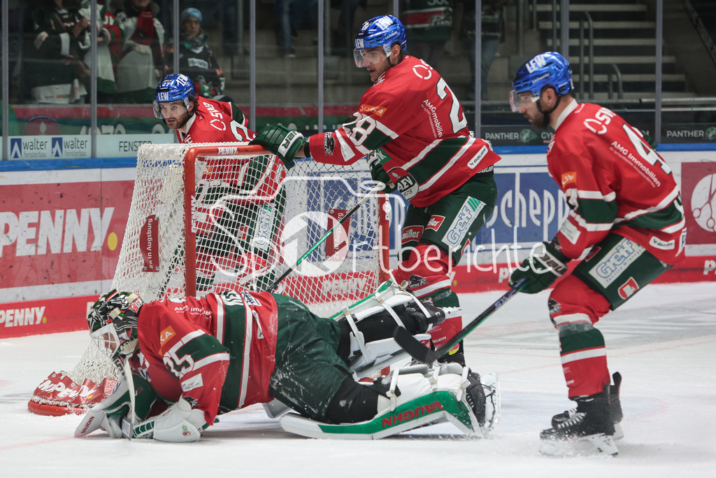 Augsburger Panther - Grizzlys Wolfsburg | Markus KELLER (AEV #35), John ROGL (AEV #28) und Henry HAASE (AEV #4) koennen einen Gegentreffer verhindern