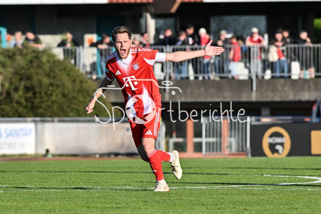 FV Illertissen - FC Bayern Amateure | ILLERTISSEN, GERMANY - 30. APRIL: im Bild Benno SCHMITZ (FC Bayern München II 6) / Einzelfoto / Freisteller während dem Match zwischen dem FV Illertissen den Amateuren des FC Bayern am 32. Spieltag der Regionalliga Bayern im Vöhlin Stadion
