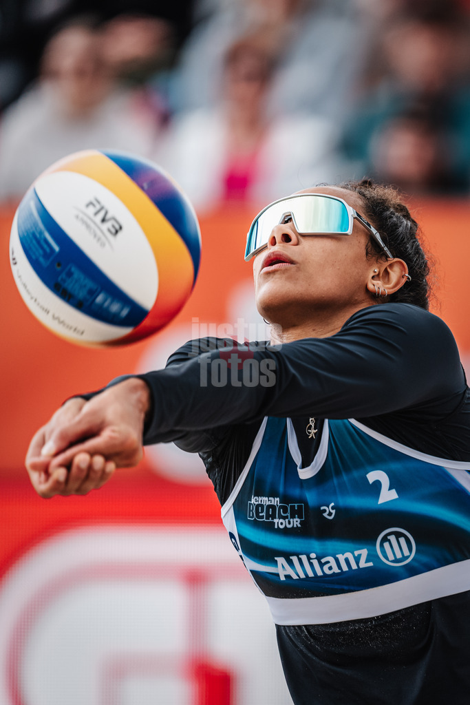 Beachvolleyball | Frauen | German Beach Tour 2024 | Tourstop Bremen | 09.06.2024 | Thainara Mylena Feitosa de Oliveira nimmt den Ball an