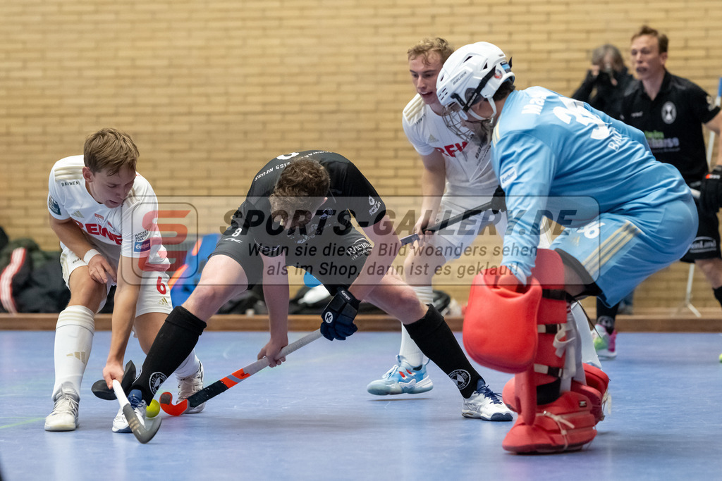 SFE_20240106_0073 | Neuss, Deutschland, 06.01.2024: Jan Zielinsku (SW Neuss), Leo Mink (Rot-Weiss Köln), Aron Flatten (Rot-Weiss Köln) in Aktion waehrend des Spiels der Halle 1. Bundesliga Herren zwischen SW Neuss vs Rot-Weiss Köln im Stadionhalle (SW Neuss) am 06.01.2024 in Neuss, Deutschland. (Foto von Stephan Fehrmann)

Neuss, Germany, 06.01.2024: Jan Zielinsku (SW Neuss), Leo Mink (Rot-Weiss Köln), Aron Flatten (Rot-Weiss Köln) in action during the game of Halle 1. Bundesliga Herren between SW Neuss vs Rot-Weiss Köln in Stadionhalle (SW Neuss) at 06.01.2024 in Neuss, Deutschland. (Foto von Stephan Fehrmann)