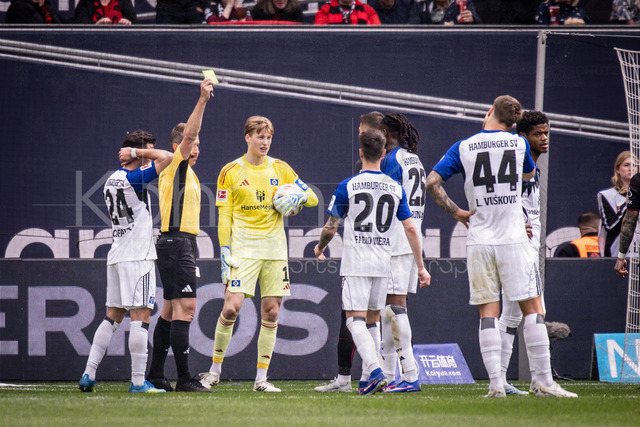 German Bundesliga, Bayer 04 Leverkusen vs. Hamburger SV, 16.05.2026 | LEVERKUSEN, GERMANY - MAY 16, 2026 :  referee Tobias Stieler (Soelden/Schwarzwald) shows Jordan Torunarigha (Hamburger SV, 25) the yellow card during the German Bundesliga match on gameday 34 between Bayer 04 Leverkusen vs. Hamburger SV at BayArena on May 16, 2026 in Leverkusen, Germany. DFL REGULATIONS PROHIBIT ANY USE OF PHOTOGRAPHS AS IMAGE SEQUENCES AND/OR QUASI-VIDEO.