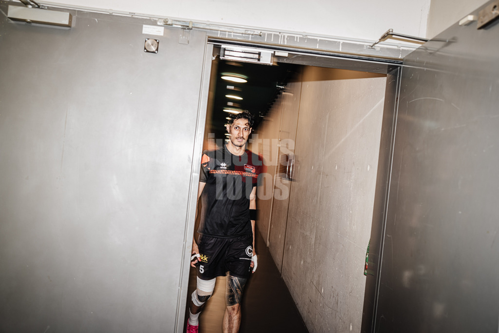 Volleyball | Herren | Saison 2024/2025 | 1. Volleyball Bundesliga Männer | Finale | BERLIN RECYCLING Volleys vs. SVG Lüneburg | 03.05.2025 | Nehemiah Mote (#5, Berlin Recycling Volleys) auf dem Weg zum Aufwärmen