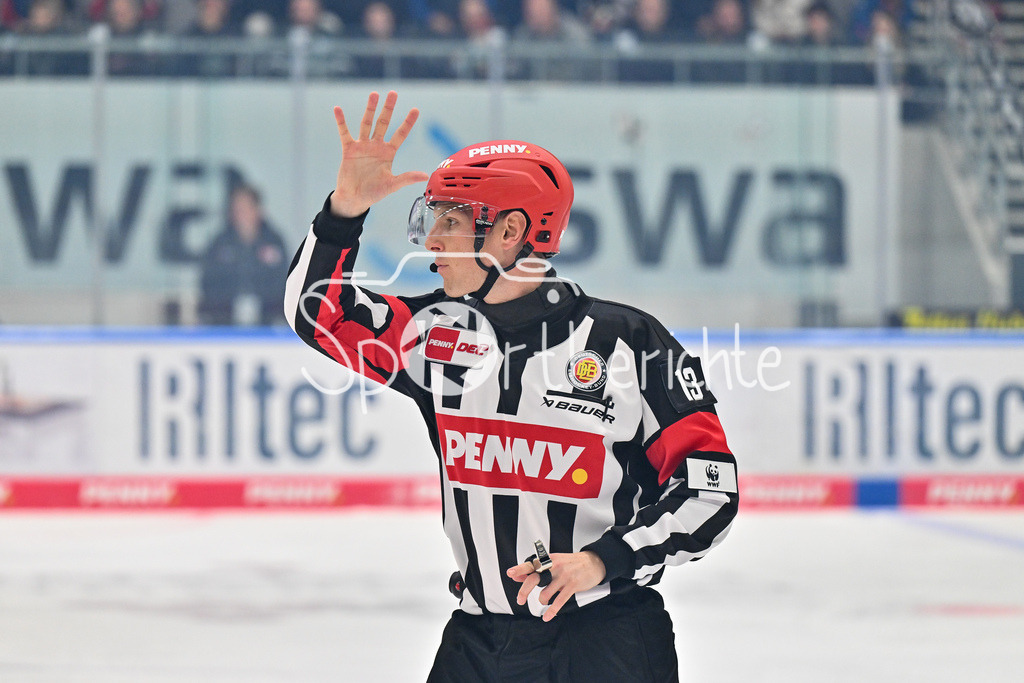 Augsburger Panther - Straubing Tigers | im Bild Hauptschiedsrichter Nikolas NEUTZER / Freisteller / Einzelfoto