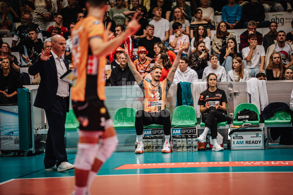 Volleyball | Herren | Saison 2025/2026 | Volleyball Ligacup | Finale | SVG Lüneburg vs. Berlin Recycling Volleys | 12.10.2024 | Florian Krage-Brewitz (#12, BERLIN RECYCLING Volleys) jubelt von der Bank aus