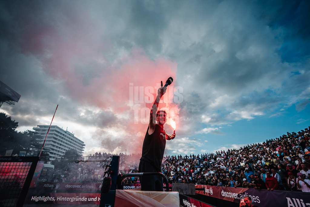Beachvolleyball | Männer | Deutsche Meisterschaften 2025 Timmendorfer Strand | 05.09.2025 | Bennet Poniewaz wird verabschiedet Karriereende Verabschiedung Pyrotechnik