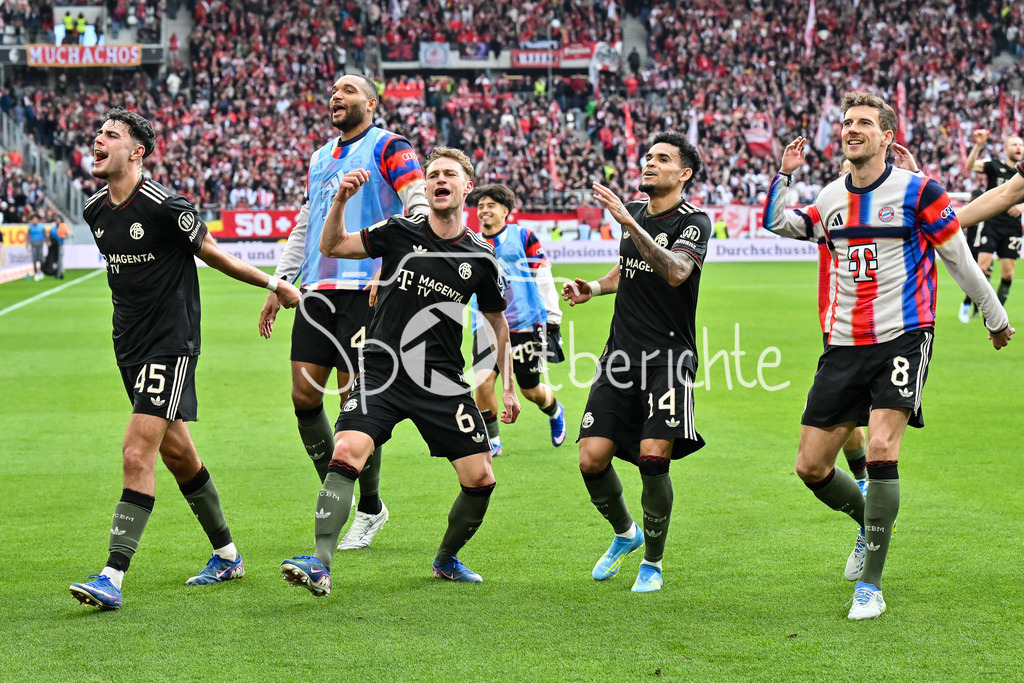 SC Freiburg - FC Bayern München | FREIBURG, GERMANY - 04. APRIL: die Spieler der Gäste feiern zusammen mit den Fans den 2-3 Auswärtssieg in Freiburg während dem Bundesligamatch zwischen dem SC Freiburg und dem FC Bayern München am 28. Spieltag im Europa-Park Stadion / DFL REGULATIONS PROHIBIT ANY USE OF PHOTOGRAPHS AS IMAGE SEQUENCES AND/OR QUASI-VIDEO / Jonathan TAH (FC Bayern Munich 4) Aleksandar PAVLOVIC (FC Bayern Munich 45), Joshua KIMMICH (FC Bayern Munich 6), Leon GORETZKA (FC Bayern Munich 8)