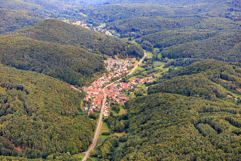 Luftbild: Ortsansicht von Westen in Waldrohrbach im Bundesland Rheinland-Pfalz in Deutschland. Foto: IMG_128471.jpg vom 21.08.2021 durch Werner Riehm/FLY-FOTO.de