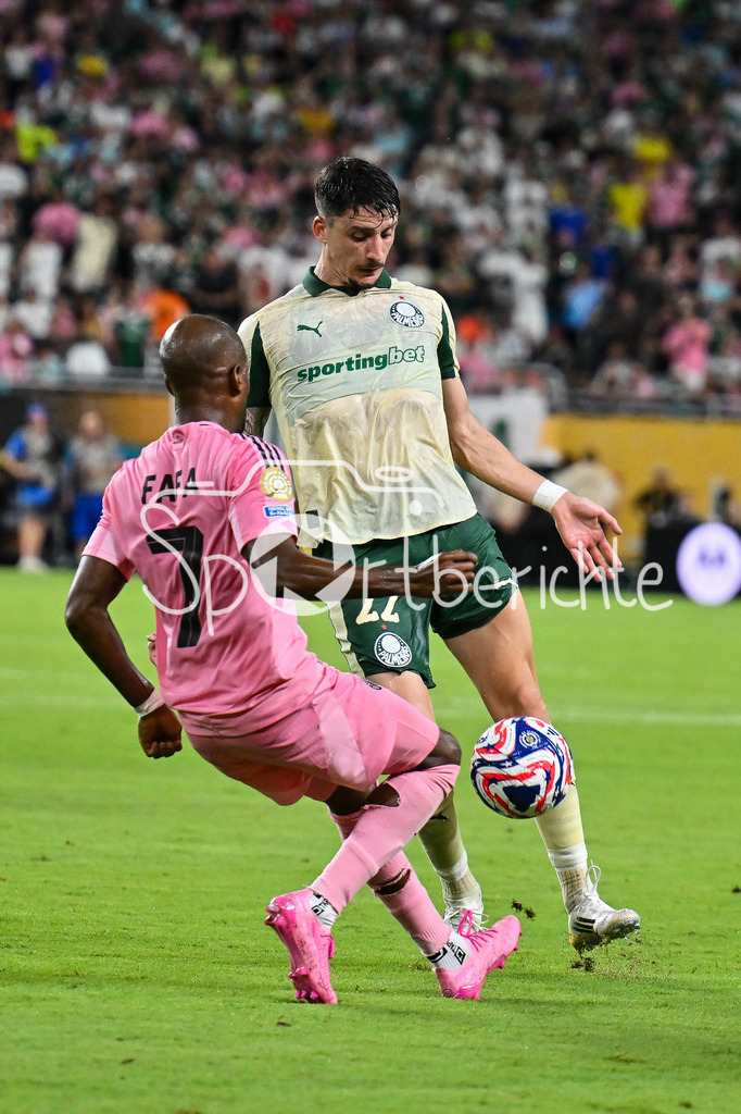 Inter Miami CF - Palmeiras Sao Paulo | Im Duell Fafa PICAULT (Inter Miami 7) und  Joaquin PIQUEREZ (Palmeiras 22) / Zweikampf / FIFA Club World Cup: Inter Miami CF - Palmeiras Sao Paulo, Hard Rock Stadium am 23.06.2025 / NOT FOR SALE IN USA