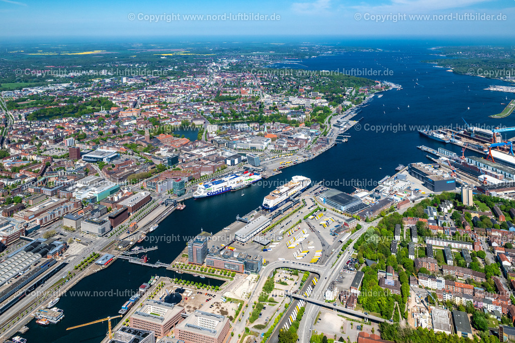 Kiel_Altstadt_ELS_5975010524 | KIEL 01.05.2024 Hafenanlagen an der Meeres- Küste der Kieler Förde an der Landesstraße L52 in Kiel im Bundesland Schleswig-Holstein, Deutschland. Innenhafen am " Hörn -Campus ". Weiterführende Informationen bei: Kiel-Marketing GmbH. // Port facilities on the sea coast of the Kiel Fjord on the state road L52 in Kiel in the state Schleswig-Holstein, Germany. Inner harbor at the " Hoern-Campus ". Further information at: Kiel-Marketing GmbH. Foto: Martin Elsen