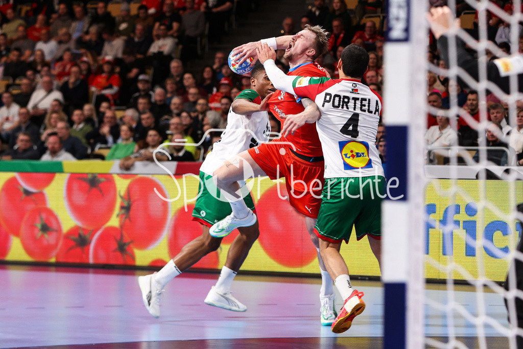 Tschechien - Portugal | v. l. Joaquim NAZARE (POR #55) / Dominik SOLAK (CZE #34) und Pedro PORTELA (POR #4) / / Zweikampf