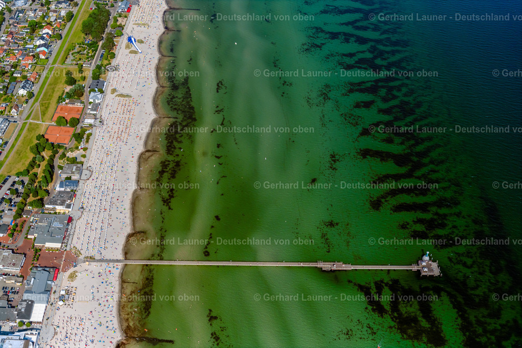 4038049 | GRöMITZ 07.08.2020 Laufflächen und Konstruktion der Seebrücke über der Wasseroberfläche " Grömitzer Seebrücke " in Grömitz im Bundesland Schleswig-Holstein, Deutschland. // Running surfaces and construction of the pier over the water surface . in Groemitz in the state Schleswig-Holstein, Germany. Foto: Gerhard Launer
