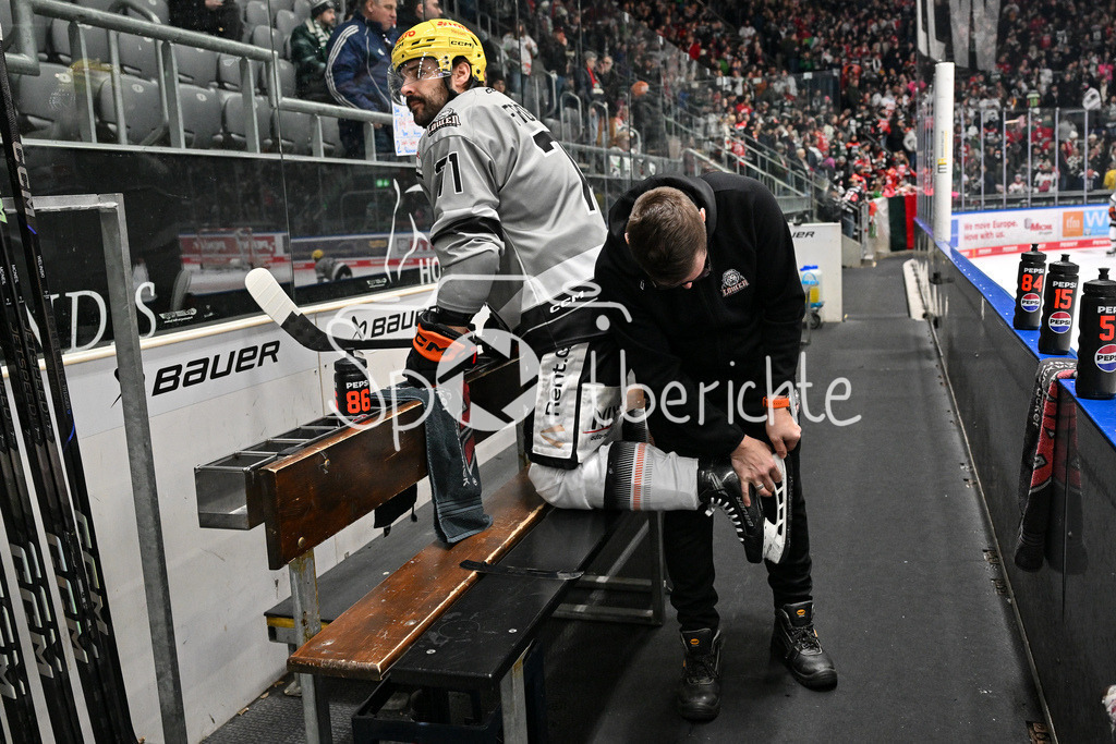 Augsburger Panther - Löwen Frankfurt  | im Bild Linus FROEBERG (Loewen Frankfurt 71) beim warmup / DEL: Augsburger Panther - Loewen Frankfurt, Curt Frenzel Stadion am 12.01.2025