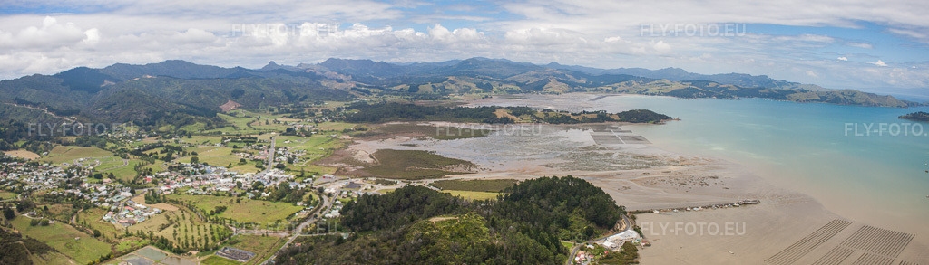 Vue aérienne: Panorama du paysage côtier sur la plage de sable du Pacifique Sud dans le district de McGreogor Bay à Coromandel dans le département Waïkato, Nouvelle-Zélande. Photo: IMG_55495-Bearbeitet.jpg prise le 12/01/2013 par Werner Riehm/FLY-FOTO.euRésolution de l'original: 9965 x 2847 px