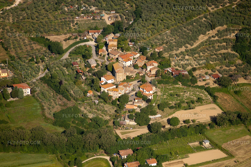 Aerial view: View of the town in Santa Cristina in the state Tuscany, Italy.Photo: IMG_27910.jpg taken on 05/30/2010 by Werner Riehm/FLY-FOTO.comResolution of the original: 4752 x 3168 px