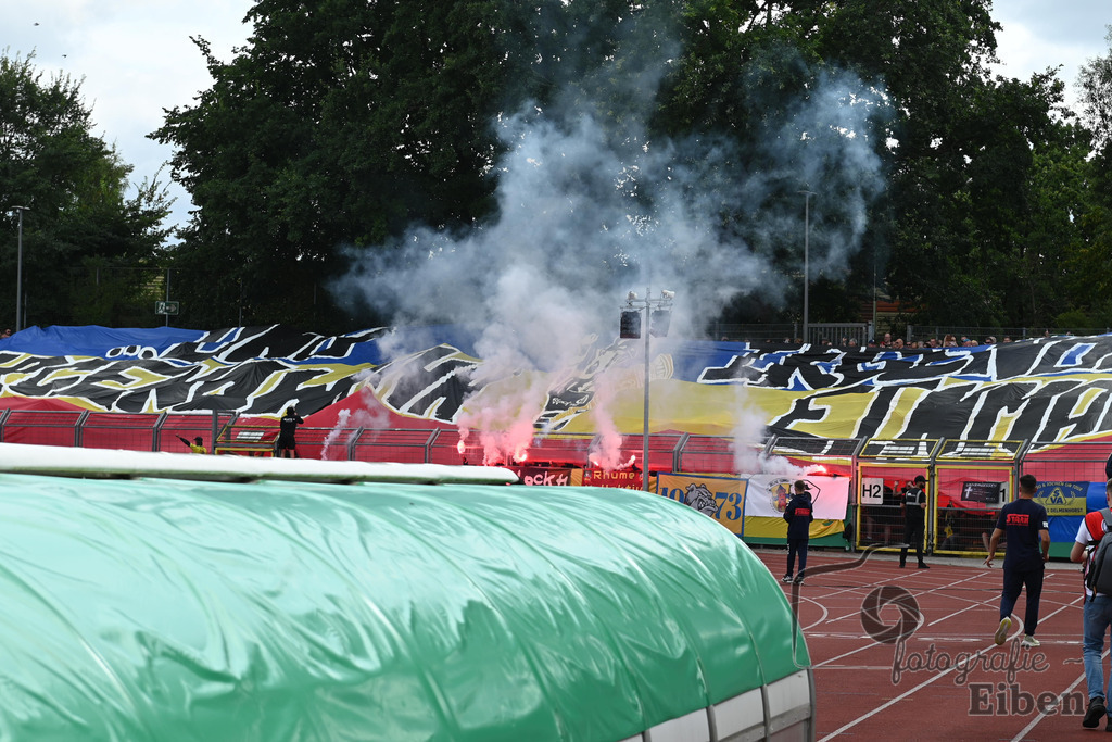 SV Atlas-Delmenhorst-Borussia Mönchengladbach | DFB-Pokal 1. Runde;SV Atlas Delmenhorst (gelb)-Borussia Mönchengladbach (schwarz) am 17.08.2025 in Oldenburg (Marschweg-Stadion), Photo: Philip Eiben 2025 - Realisiert mit Pictrs.com