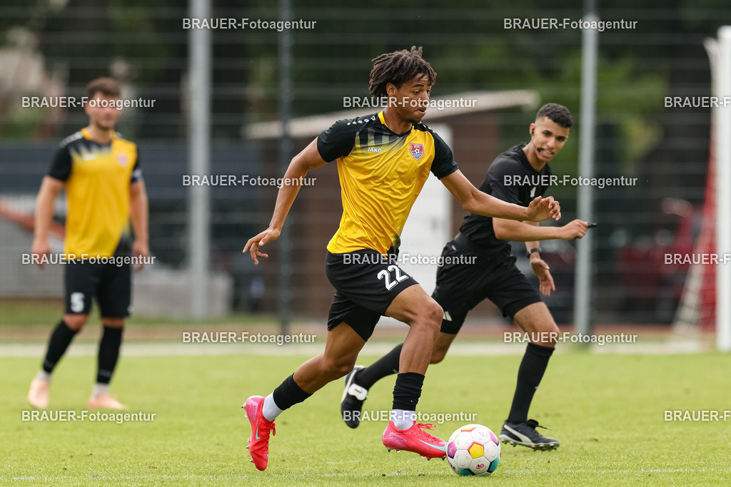 1_SVSKFC_20250726_1418.JPG -  - SV Schermbeck - KFC Uerdingen  - Testspiel | Schermbeck, Deutschland, 26.07.25: Noah Elija Tomson (KFC Uerdingen) in Aktion, am Ball, Einzelaktion während des Testspiel Spiels zwischen SV Schermbeck - KFC Uerdingen  in der Volksbank Arena am 26. July 2025 in Schermbeck, Deutschland. (Foto von Stefan Brauer/Brauer-Fotoagentur)
