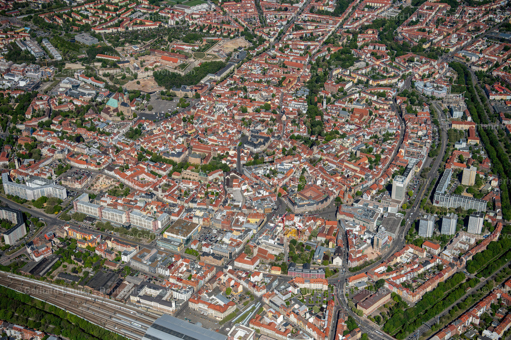 4026524 | ERFURT 07.05.2020 Stadtzentrum im Innenstadtbereich im Ortsteil Altstadt in Erfurt im Bundesland Thüringen, Deutschland. Weiterführende Informationen bei: Landeshauptstadt Erfurt. // The city center in the downtown area in the district Altstadt in Erfurt in the state Thuringia, Germany. Further information at: Landeshauptstadt Erfurt. Foto: Gerhard Launer