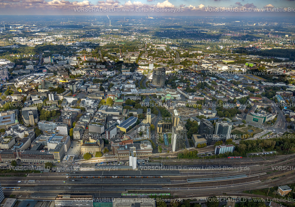 Essen241001542 | Luftbild, Hbf Hauptbahnhof und City Innenstadt, Baustelle Willy-Brandt-Platz und Select Hotel Handelshof, Fußgängerzone Kettwiger Straße und ehemaliges Kaufhof-Gebäude, Rathaus, Fernsicht mit rosa Wolken, Stadtkern, Essen, Ruhrgebiet, Nordrhein-Westfalen, Deutschland