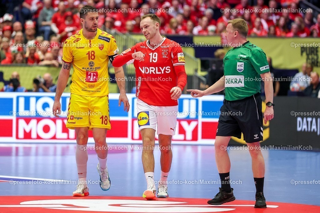EHF16012602085 | 16.01.2026, Handball, Men's EHF EURO 2026, Dänemark - Nordmazedonien, Jyske Bank Boxen in Herning, Dänemark, Preliminary Round:    Filip Kuzmanovski (North Macedonia #18) neben  Mathias Gidsel (Denmark #19)  gestikulierend auf dem Spielfeld  