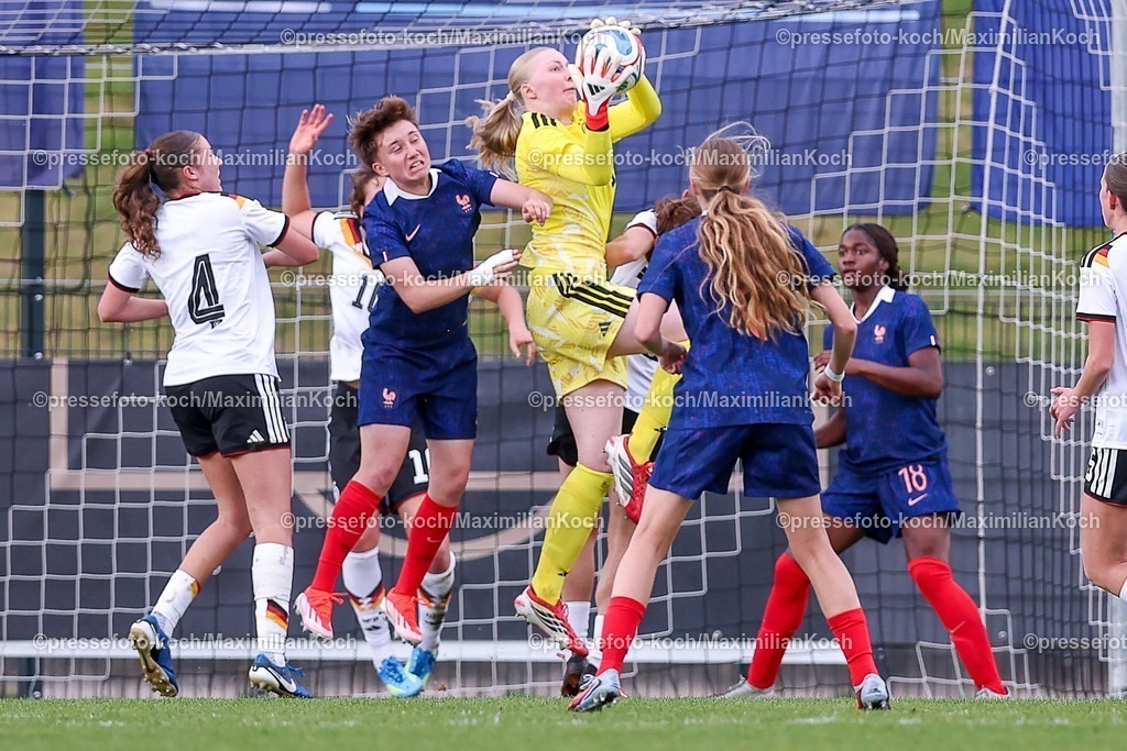 DFB16042601023 | 16.04.2026, Essen, Fußball, UEFA Womens UNDER 19 Championship qualification, Germany - France, Stadion Uhlenkrug, Saison 2025 / 2026: Janne Krumme (Deutschland U19 #01) verteidigt das Tor  DFB regulations prohibit any use of photographs as image sequences and or quasi-video.