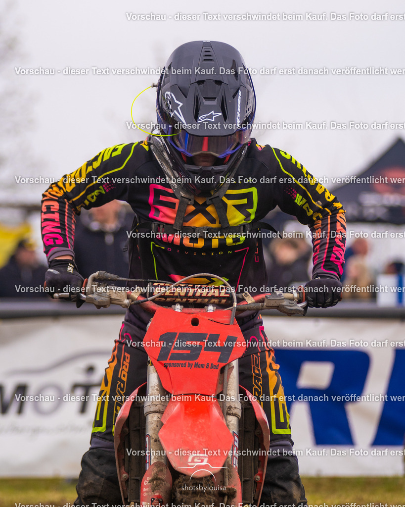 20260412_MCCBensdorf-1564 | Sportfotografin aus Berlin-Brandenburg mit Fokus auf Motocross. Ich halte deine sportliche Leistung und echte Emotionen auf und neben der Strecke professionell fest. Entdecke die Fotos von deinem Rennen und bestelle sie direkt hier im Shop.