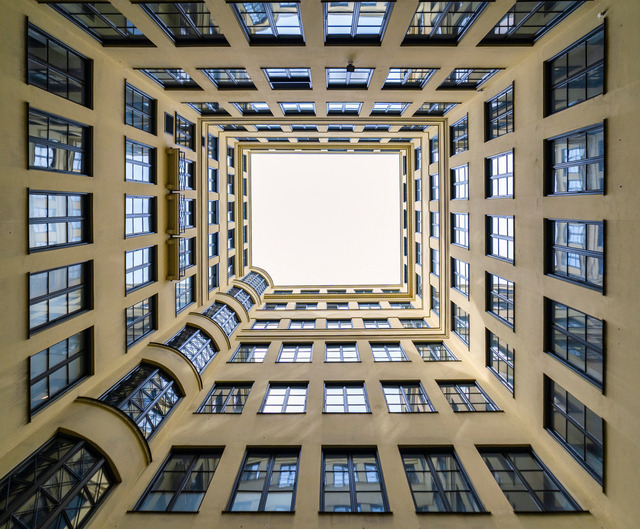 LOOKUPMUNICH | strange eyez - Realisiert mit Pictrs.com